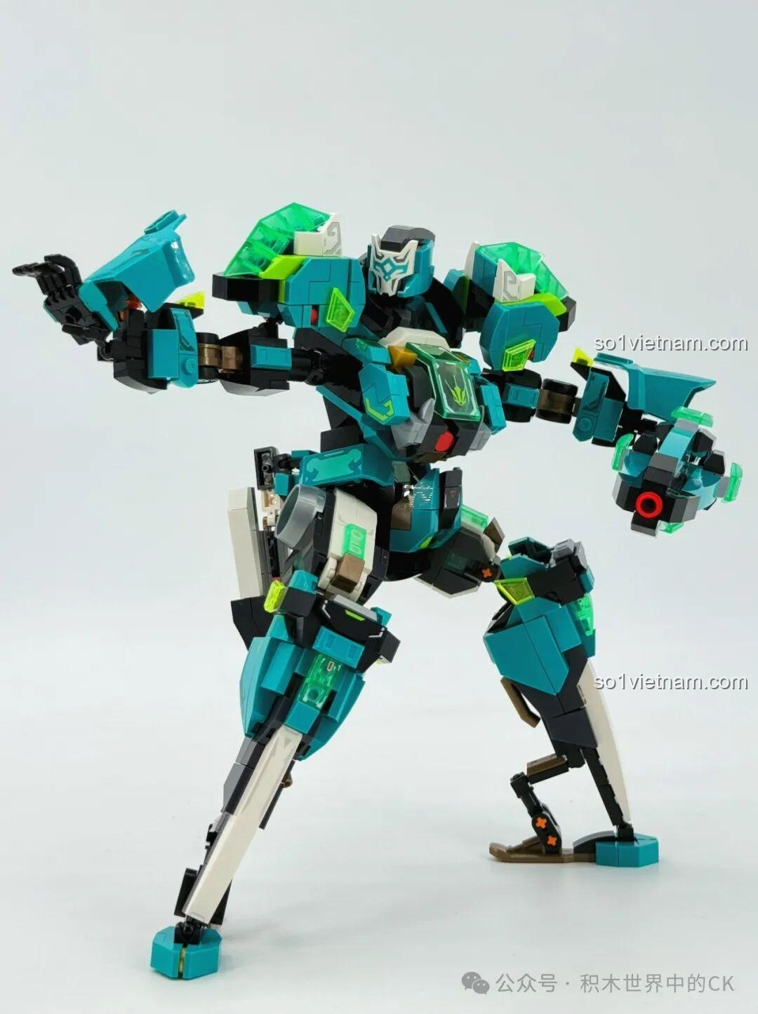 Mô hình robot Ma Lễ Hồng SEMBO 106008 trong tư thế chiến đấu, giơ dù lên cao.