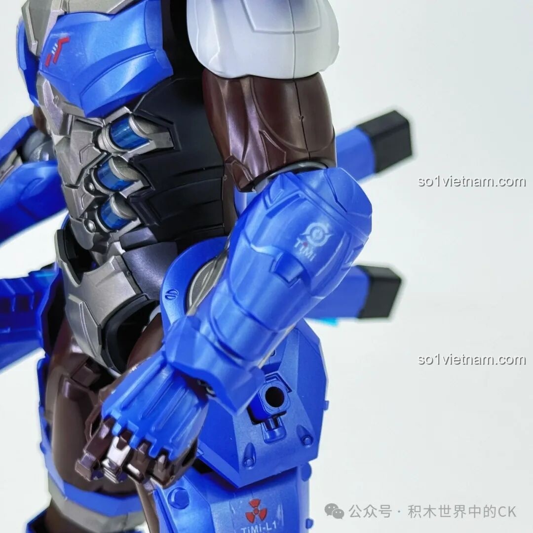 Mô hình Mecha Miyamoto Musashi 78033 Keeppley trong tư thế chiến đấu mạnh mẽ với song kiếm.