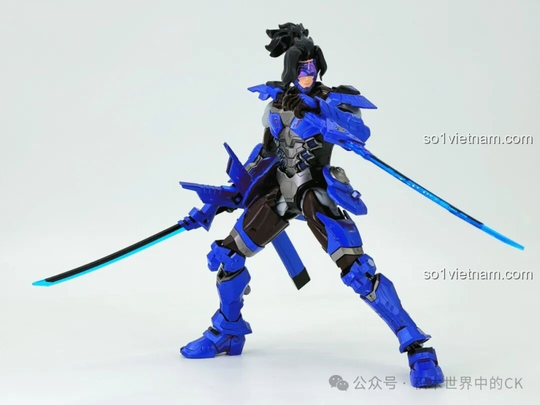 Mô hình Mecha Miyamoto Musashi 78033 Keeppley trong tư thế chiến đấu với kiếm giơ ngang.