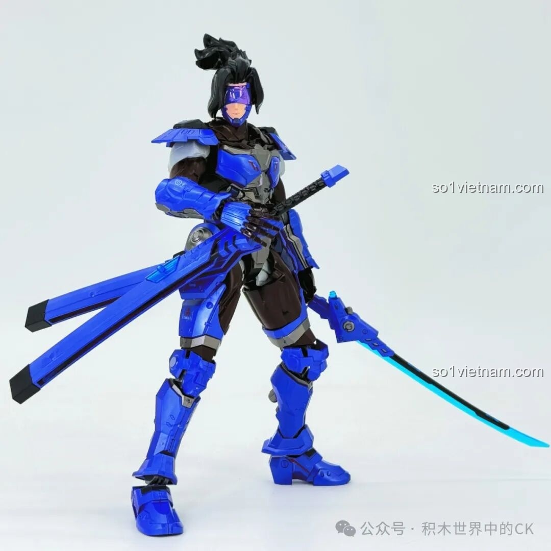 Mô hình Mecha Miyamoto Musashi 78033 Keeppley trong tư thế chiến đấu với kiếm đặt thẳng.