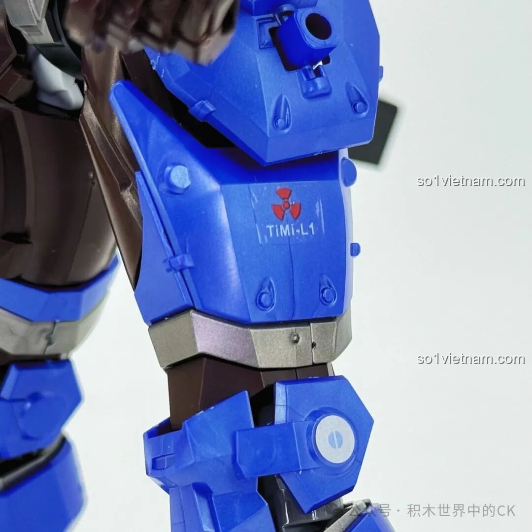 Mô hình Mecha Miyamoto Musashi 78033 Keeppley trong tư thế chiến đấu với một tay vung kiếm.