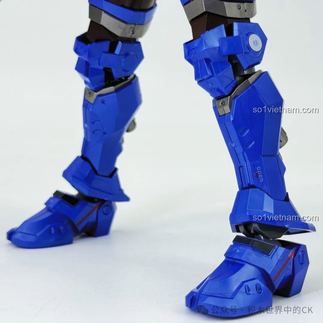 Mô hình Mecha Miyamoto Musashi 78033 Keeppley trong tư thế chiến đấu với hai kiếm.