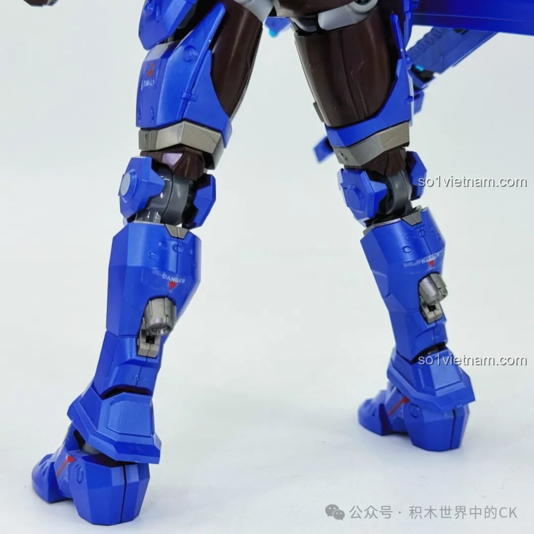 Mô hình Mecha Miyamoto Musashi 78033 Keeppley trong tư thế chiến đấu với kiếm chéo.