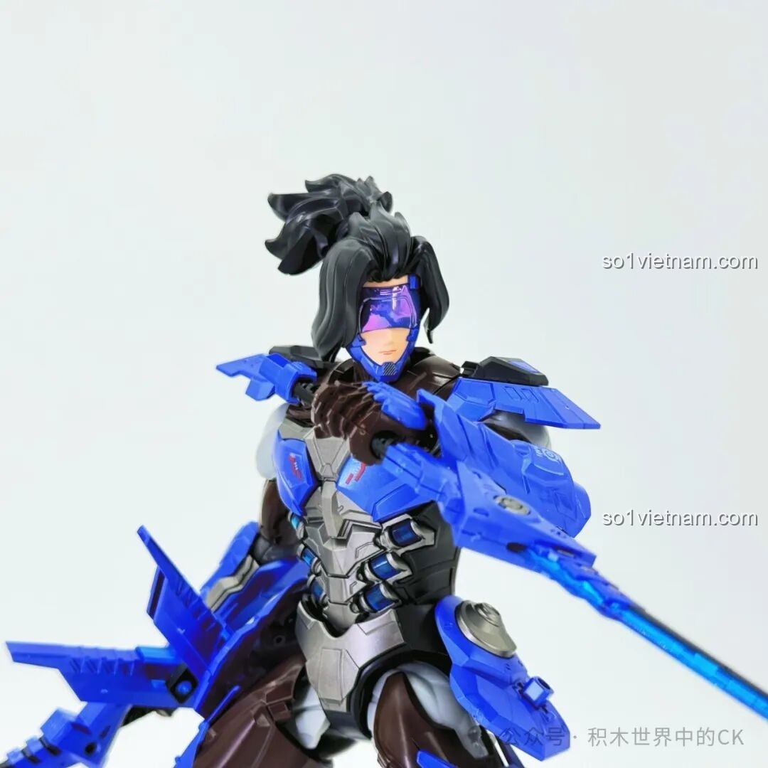 Mô hình Mecha Miyamoto Musashi 78033 Keeppley trong tư thế chiến đấu với kiếm chĩa về phía trước.