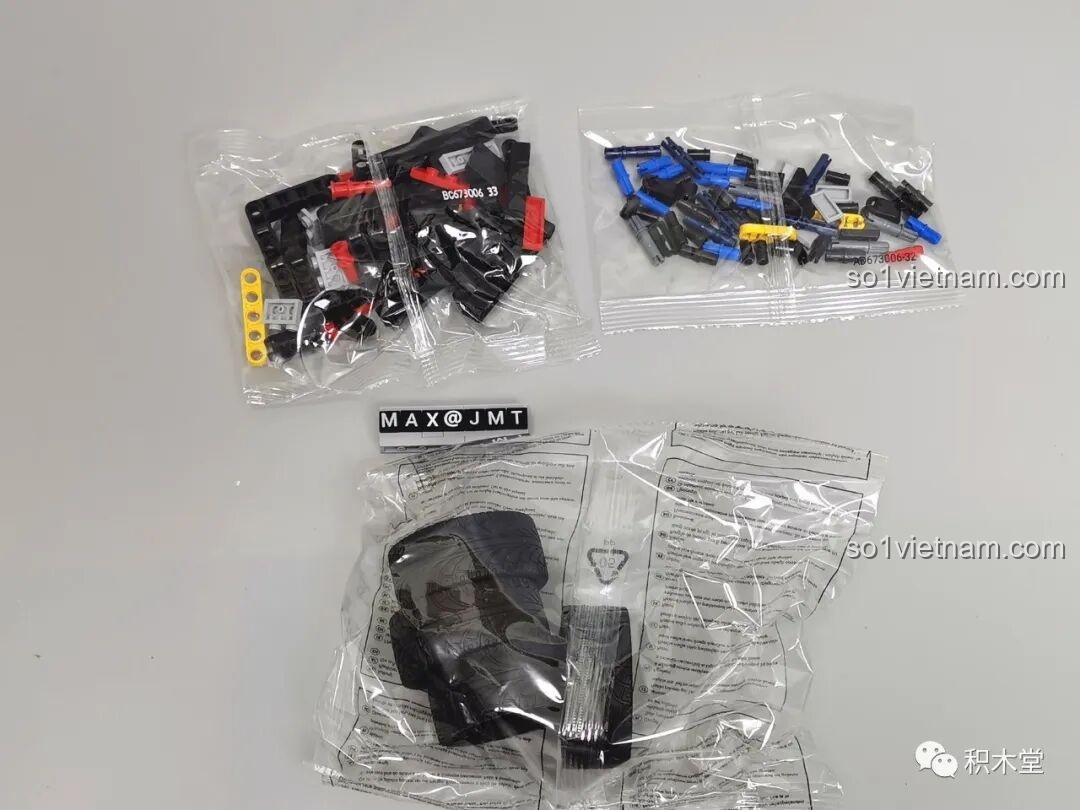 Túi chứa các chi tiết chung và túi chứa 4 lốp xe của bộ lắp ráp Xe đua thể thao FP3.