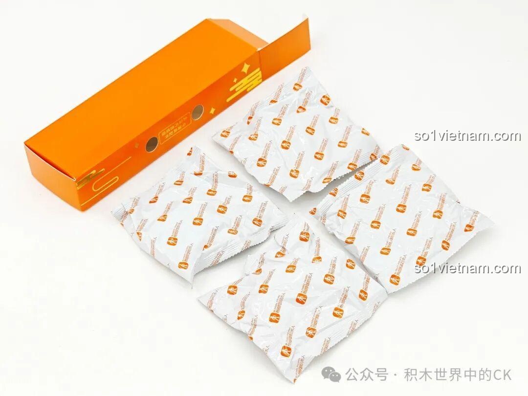 Các túi bạc chứa chi tiết lắp ráp của bộ figure Ultraman và Kamen Rider, được niêm phong cẩn thận để đảm bảo chất lượng.