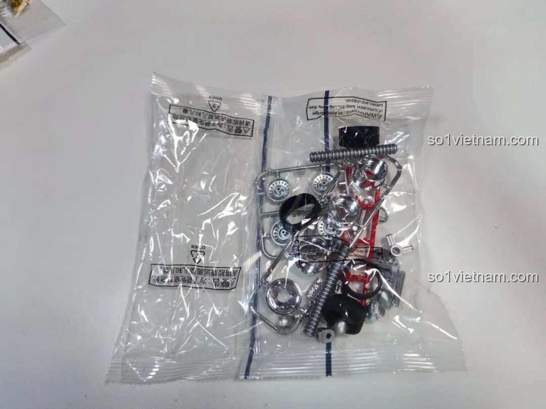 Túi riêng chứa các chi tiết mạ chrome như vành xe và các bộ phận động cơ của xe Pinbo PB8827.