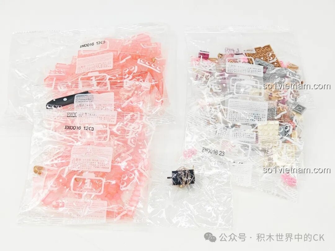 Các túi gạch mini block của bộ lắp ráp Vọng nguyệt lâu EMUE được phân loại rõ ràng, có cả khối đèn LED.