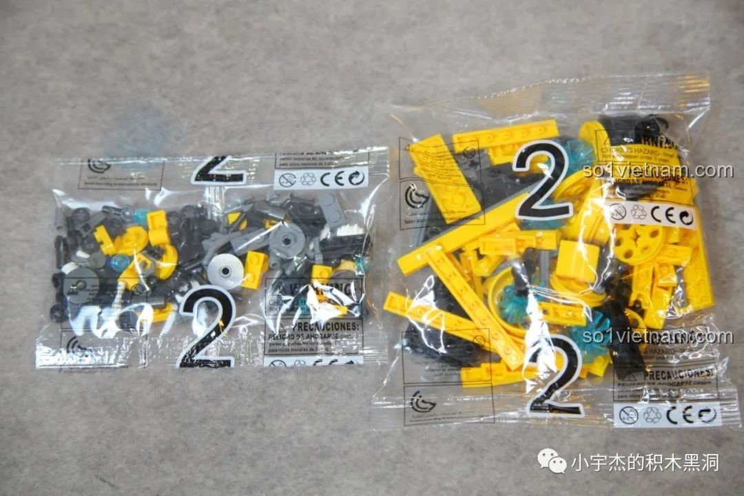 Các túi gạch được đánh số 2 của bộ lắp ghép ZHEGAO GZ8008, dùng để lắp cánh tay cơ khí.