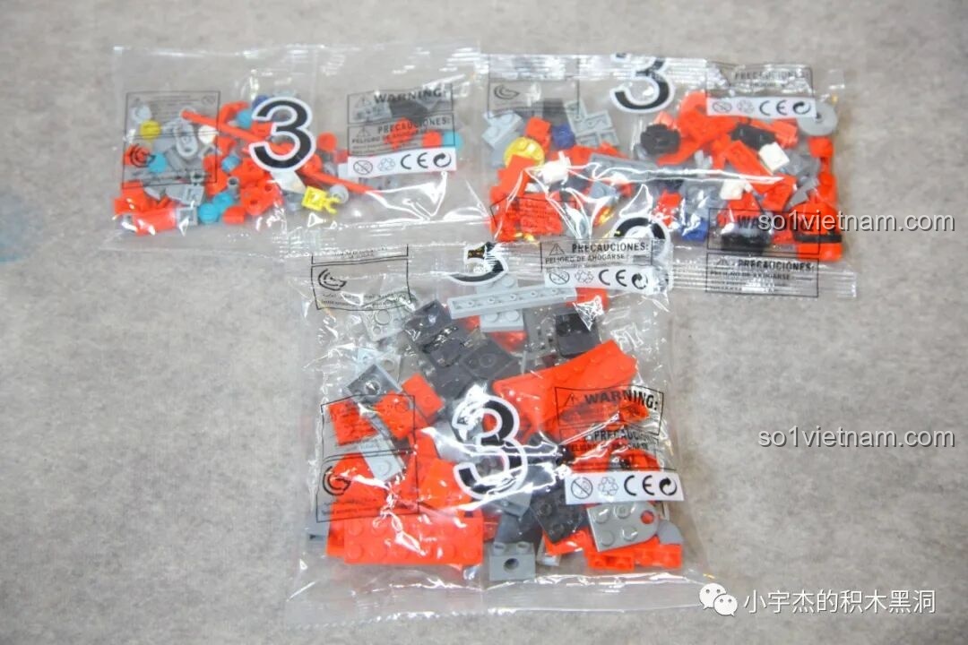 Các túi gạch được đánh số 3 của bộ ZHEGAO GZ8008, dùng để lắp ráp phần chân robot.