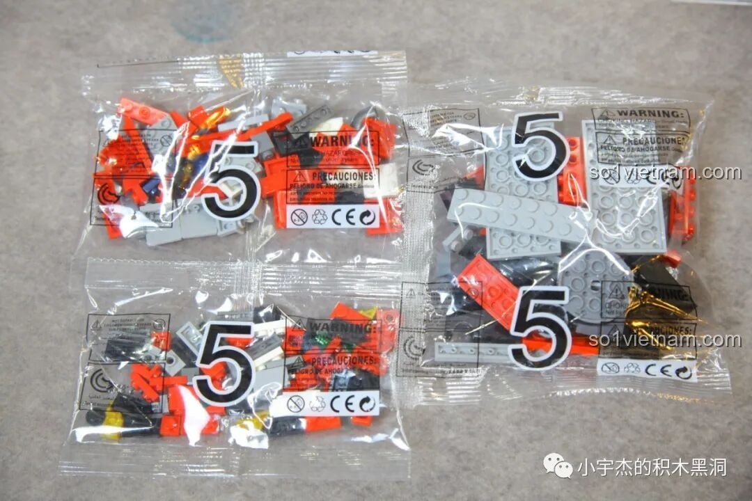 Các túi gạch được đánh số 5 của bộ ZHEGAO GZ8008, dùng để lắp ráp phần thân trên của robot.