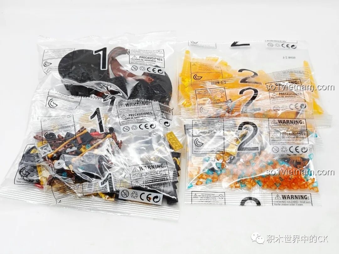 Các túi mảnh ghép của bộ Đèn Bàn Cổ Điển ZHEGAO 00398 được phân loại theo bước, với các mảnh màu đen, nâu và vàng trong suốt.