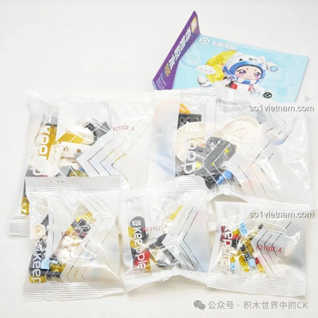 Các túi mảnh ghép và sách hướng dẫn của bộ lắp ghép Keeppley K21107 Lỗ Ban 7 Giấc Mơ Sao Trời, được đóng gói gọn gàng, sẵn sàng cho quá trình lắp ráp.