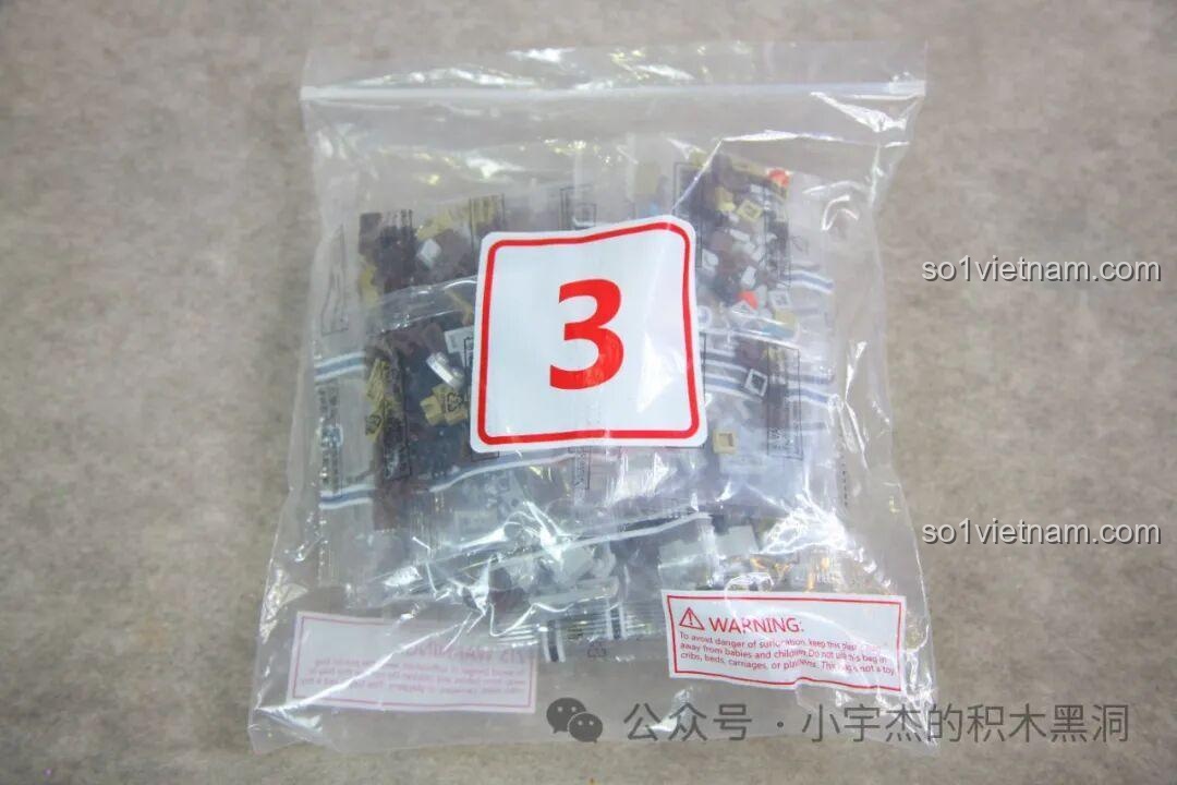 Túi mảnh ghép số 3 để hoàn thiện các phần còn lại như đầu, đuôi và tay của T-Rex.