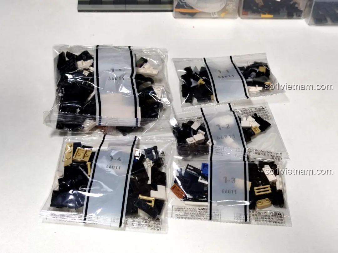 Các túi mảnh ghép được đánh số của bộ Xbert 66011 MB RACER 4X4, sẵn sàng cho các giai đoạn lắp ráp tiếp theo của xe địa hình 4x4.