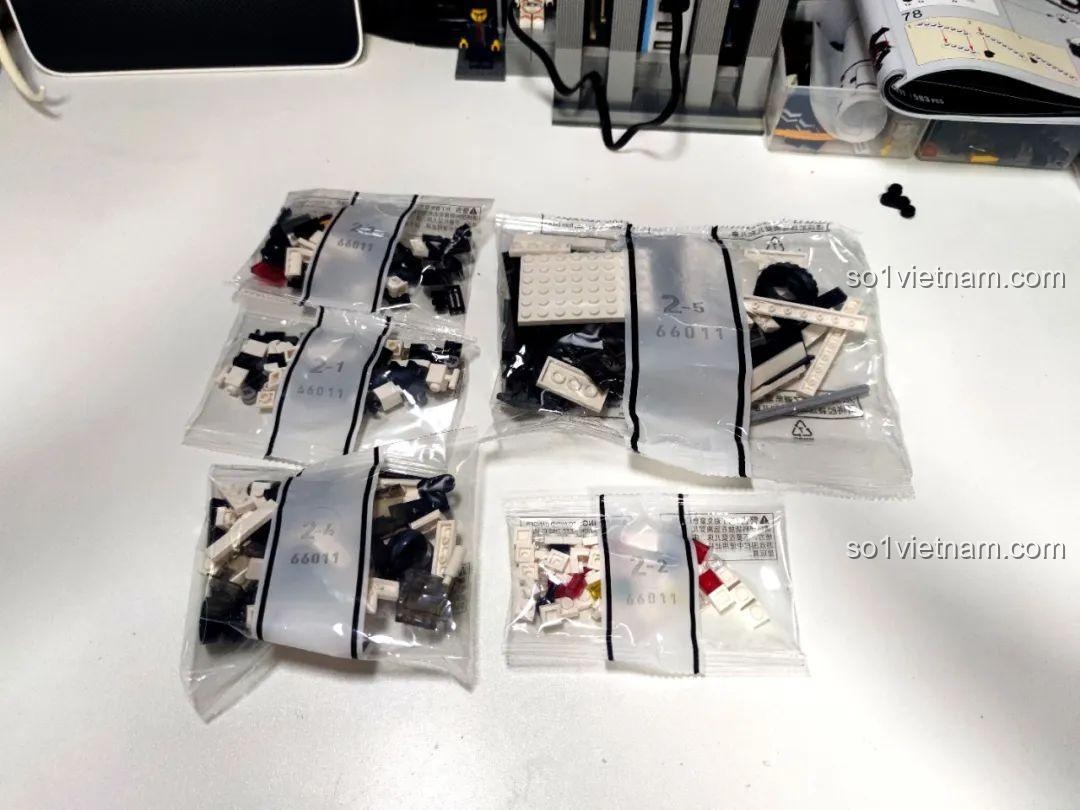 Các túi mảnh ghép còn lại của bộ Xbert 66011 MB RACER 4X4, chuẩn bị cho các chi tiết cuối cùng của xe địa hình 4x4.