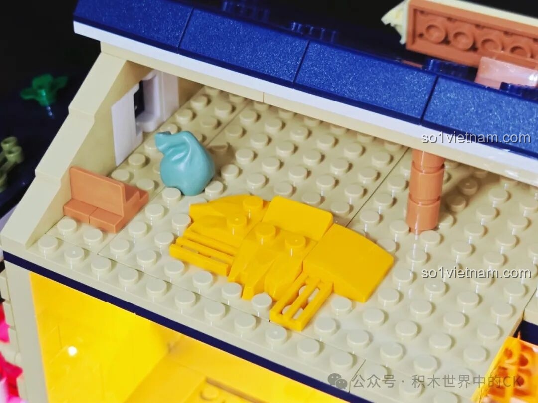 Các túi thức ăn dự trữ cho ngựa được cất trên gác mái của mô hình lắp ráp FunWhole F9080.