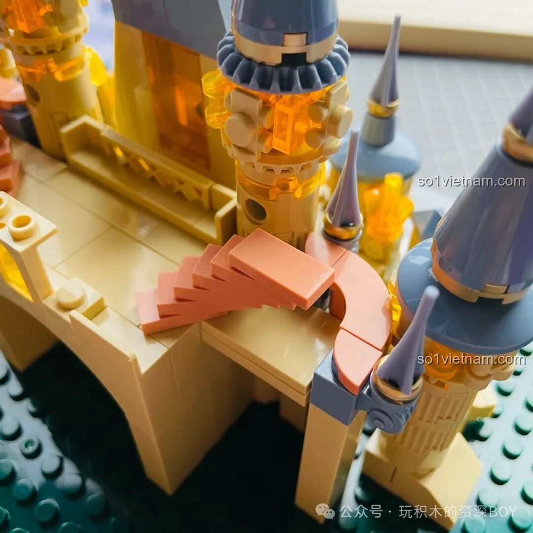 Tường bảo vệ và các trụ cột của Lâu Đài Hoa Rừng Femibox S2238, tạo cảm giác vững chãi.