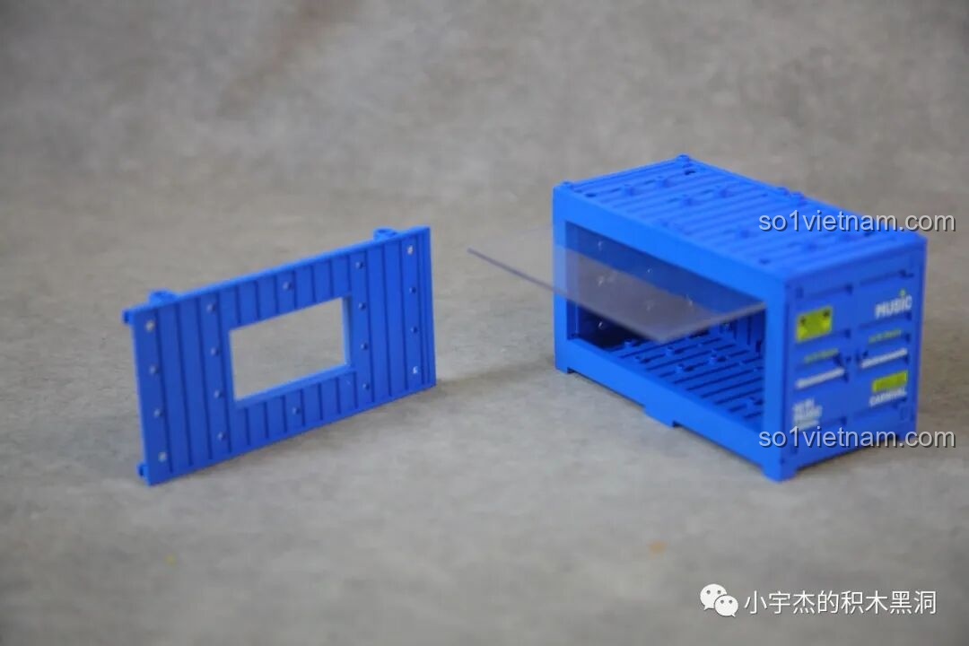 Container Sembo 714508 cho thấy tùy chọn thay thế tấm kính bằng một tấm vách có cửa sổ nhỏ hơn.