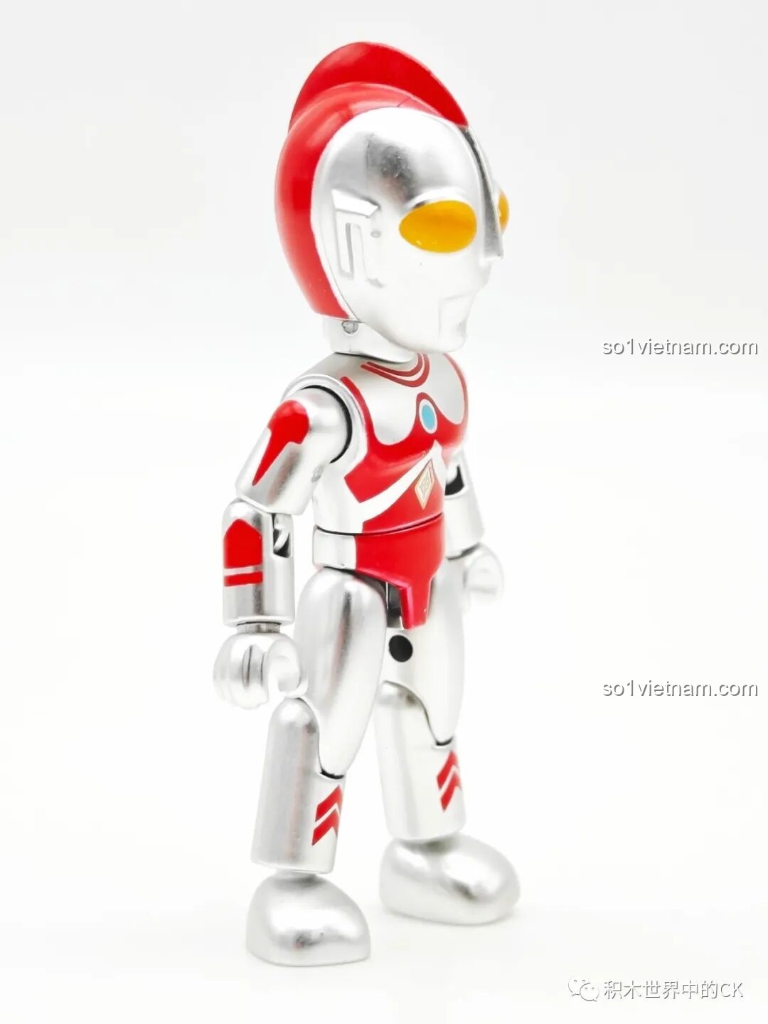 Góc nghiêng mô hình Ultraman Ace từ bộ Enlighten 75028, thể hiện sự mạnh mẽ.
