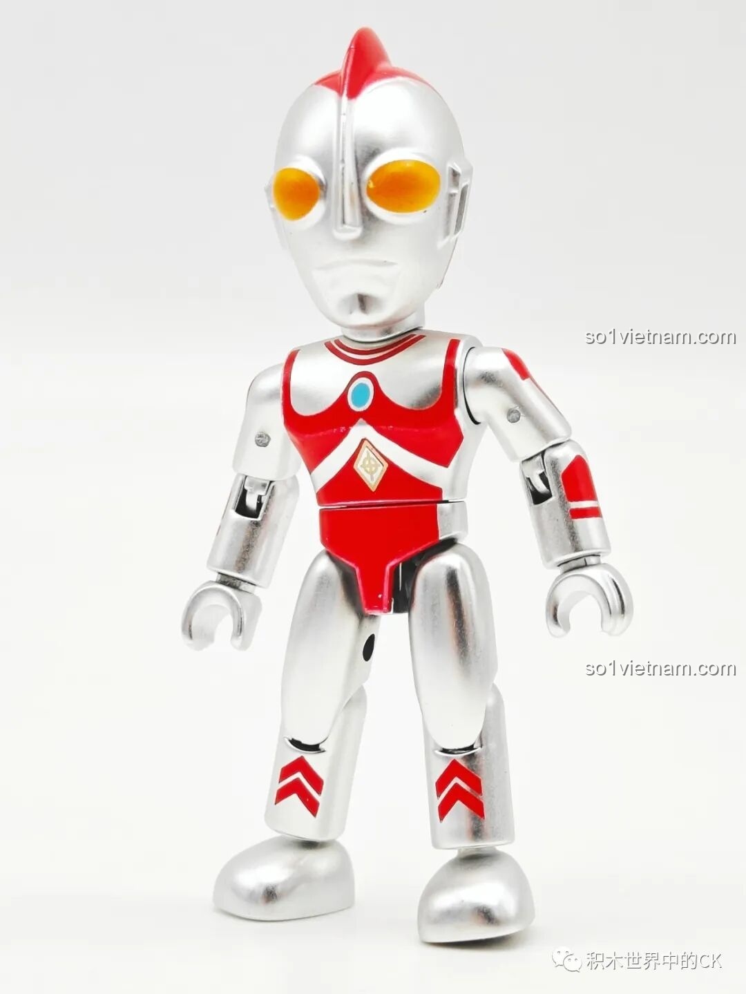 Mô hình lắp ghép Ultraman Ace từ bộ Enlighten 75028, màu bạc đỏ cổ điển.
