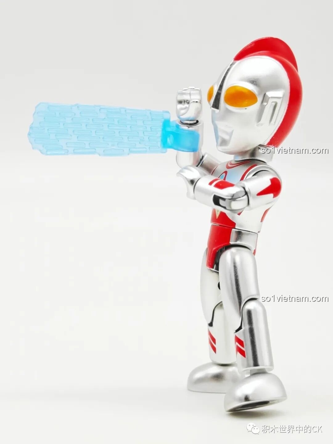 Ultraman Ace cầm vũ khí màu xanh dương, sẵn sàng chiến đấu trong bộ lắp ghép Enlighten 75028.