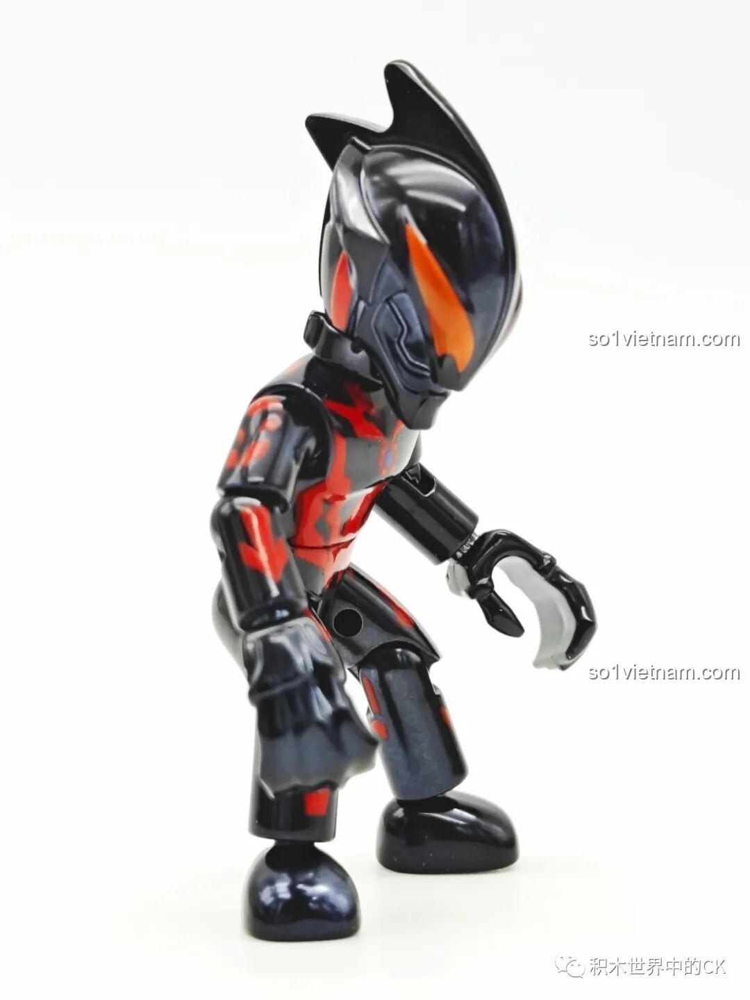 Góc nghiêng mô hình Ultraman Belial từ bộ Enlighten 75028, thể hiện sự mạnh mẽ.