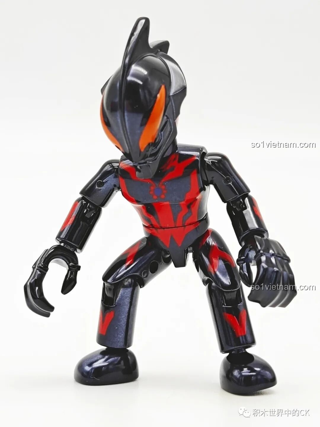 Mô hình lắp ghép Ultraman Belial từ bộ Enlighten 75028, màu đen đỏ bí ẩn và mạnh mẽ.