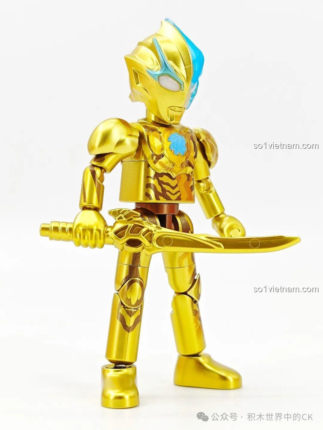 Figure Ultraman Blazar phiên bản vàng cầm thanh kiếm đặc trưng, sẵn sàng cho mọi cuộc chiến, một món đồ chơi Ultraman Blazar xịn giá rẻ.