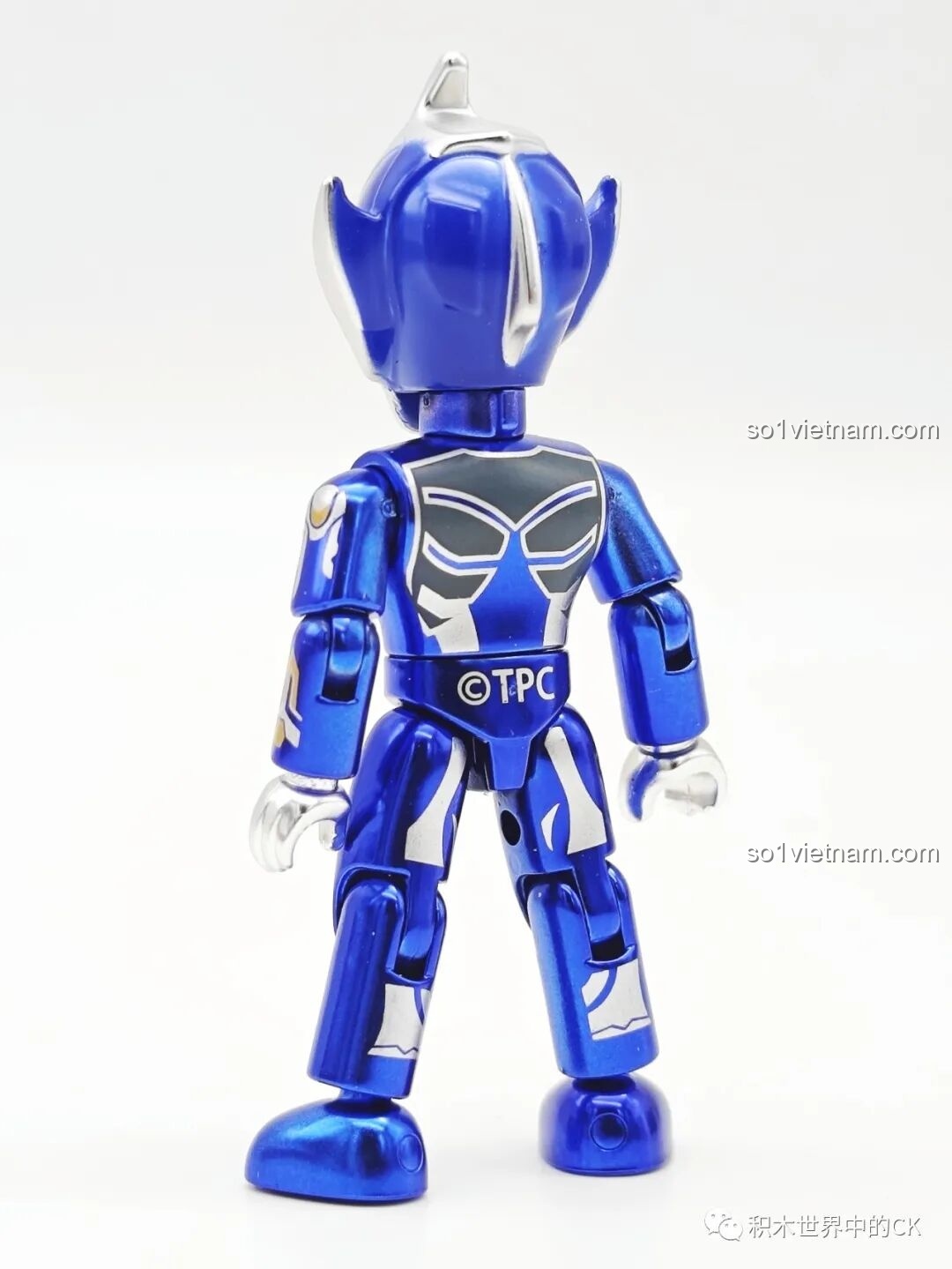 Mặt sau mô hình Ultraman Hikari Brave Armor của Enlighten 75028, chi tiết in ấn tinh xảo.