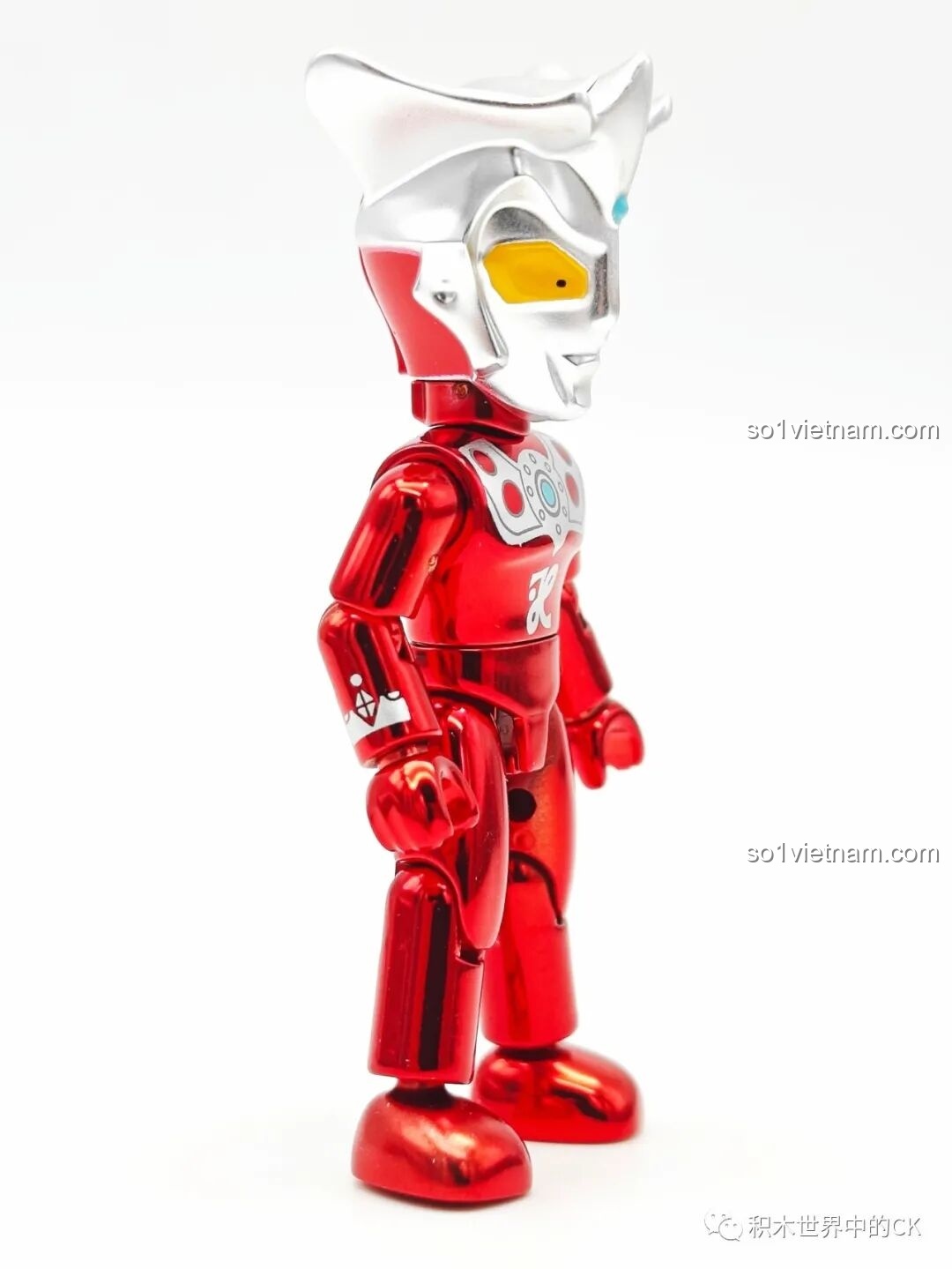 Góc nghiêng mô hình Ultraman Leo từ bộ Enlighten 75028, thể hiện sự mạnh mẽ.