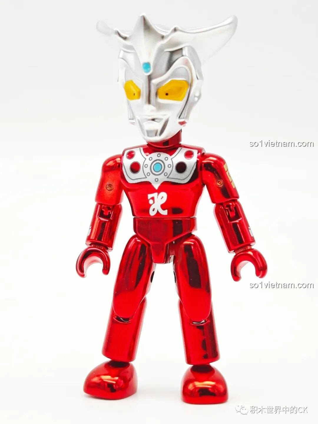 Mô hình lắp ghép Ultraman Leo từ bộ Enlighten 75028, màu đỏ lấp lánh và chi tiết bạc.