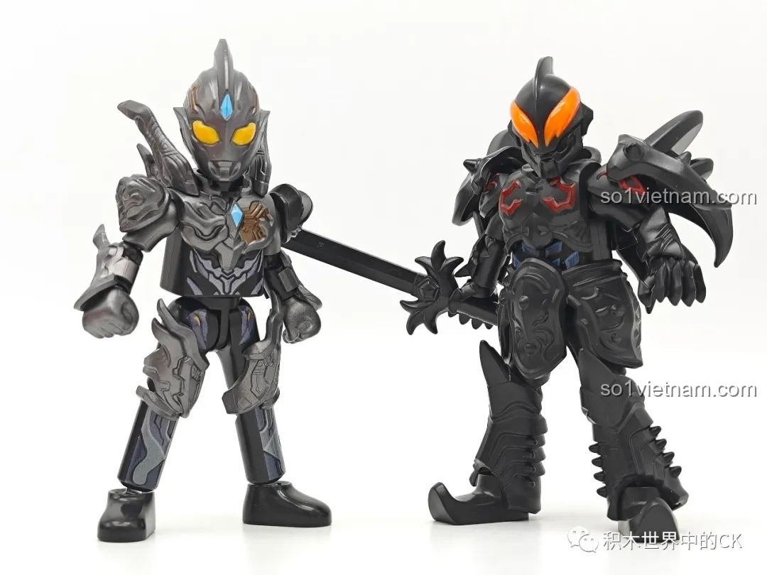 Mô hình Ultraman Leo và Ultraman Zero Cường Tráng BLOKEES Ultraman GV-08 trong tư thế hành động.