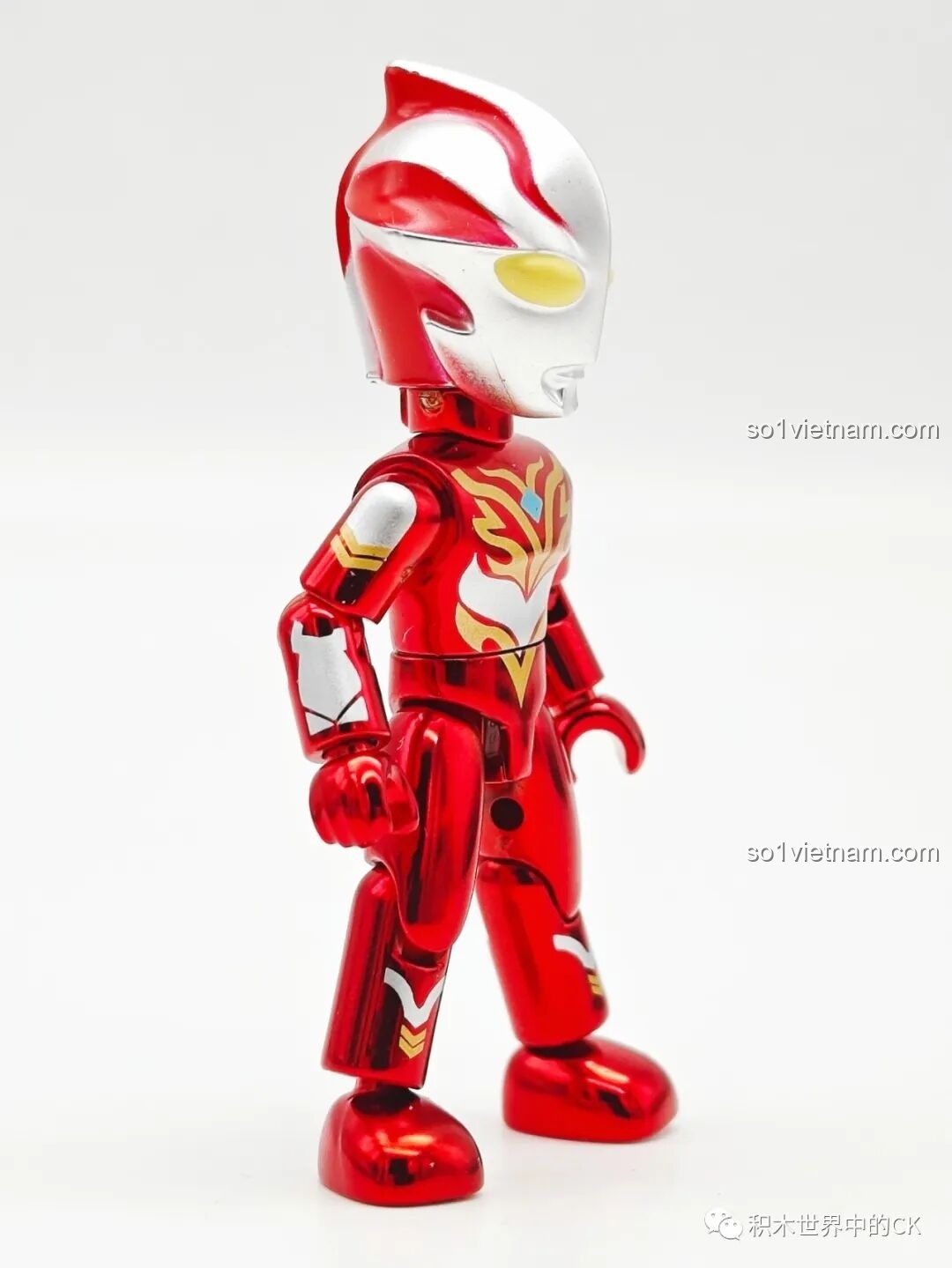 Góc nghiêng mô hình Ultraman Mebius Burning Brave từ bộ Enlighten 75028, thể hiện sự mạnh mẽ.