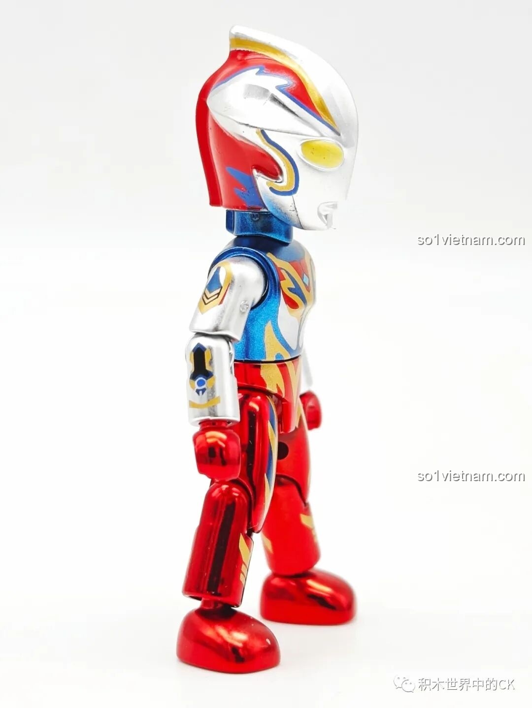 Góc nghiêng mô hình Ultraman Mebius Phoenix Brave từ bộ Enlighten 75028, thể hiện sự mạnh mẽ.