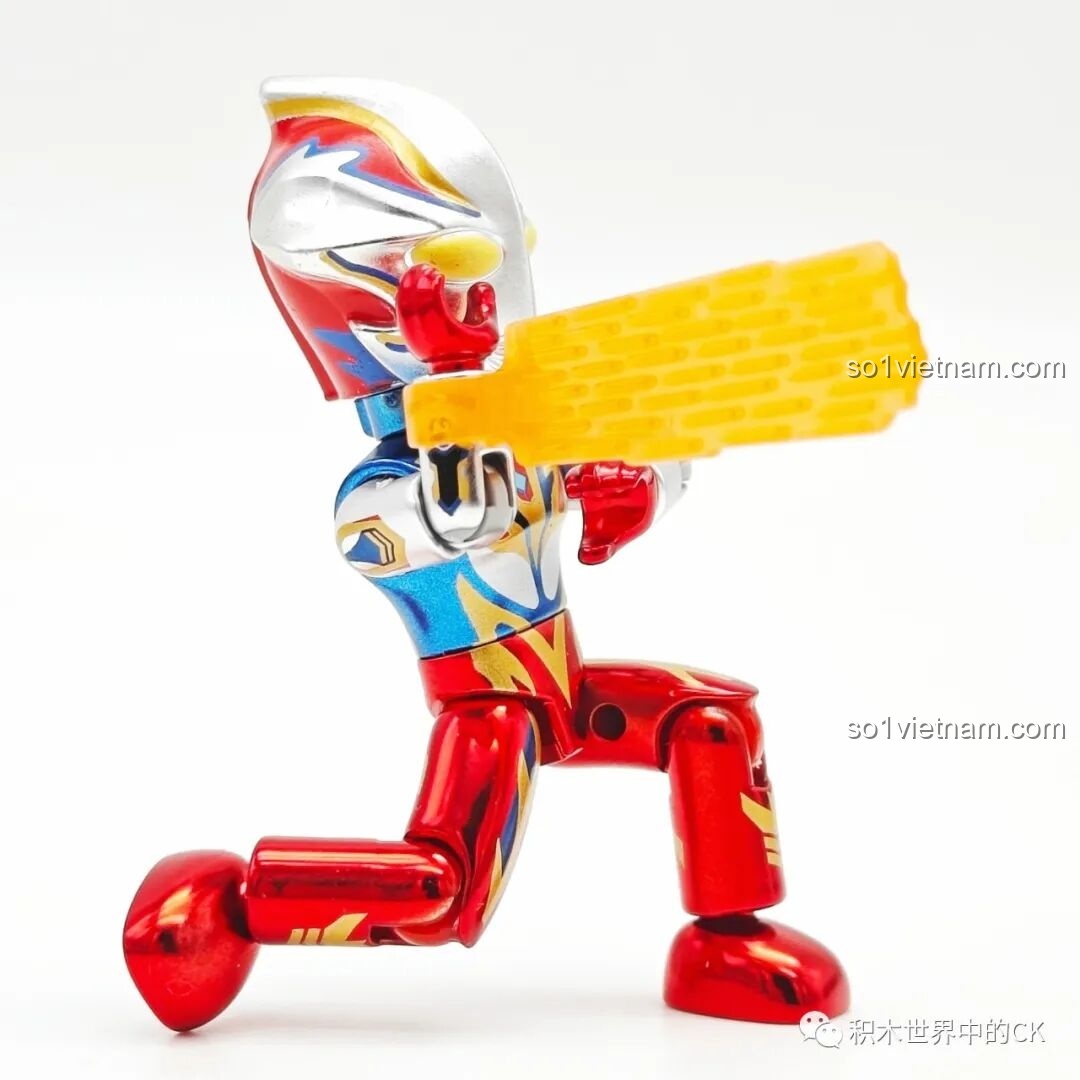 Ultraman Mebius Phoenix Brave cầm vũ khí màu vàng cam, sẵn sàng chiến đấu trong bộ lắp ghép Enlighten 75028.