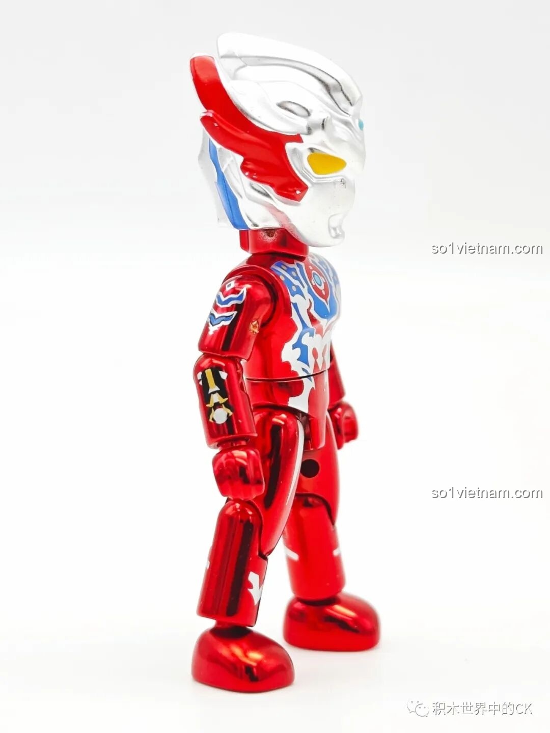 Góc nghiêng mô hình Ultraman Taiga Tri-Strium từ bộ Enlighten 75028, cho thấy độ linh hoạt của khớp.