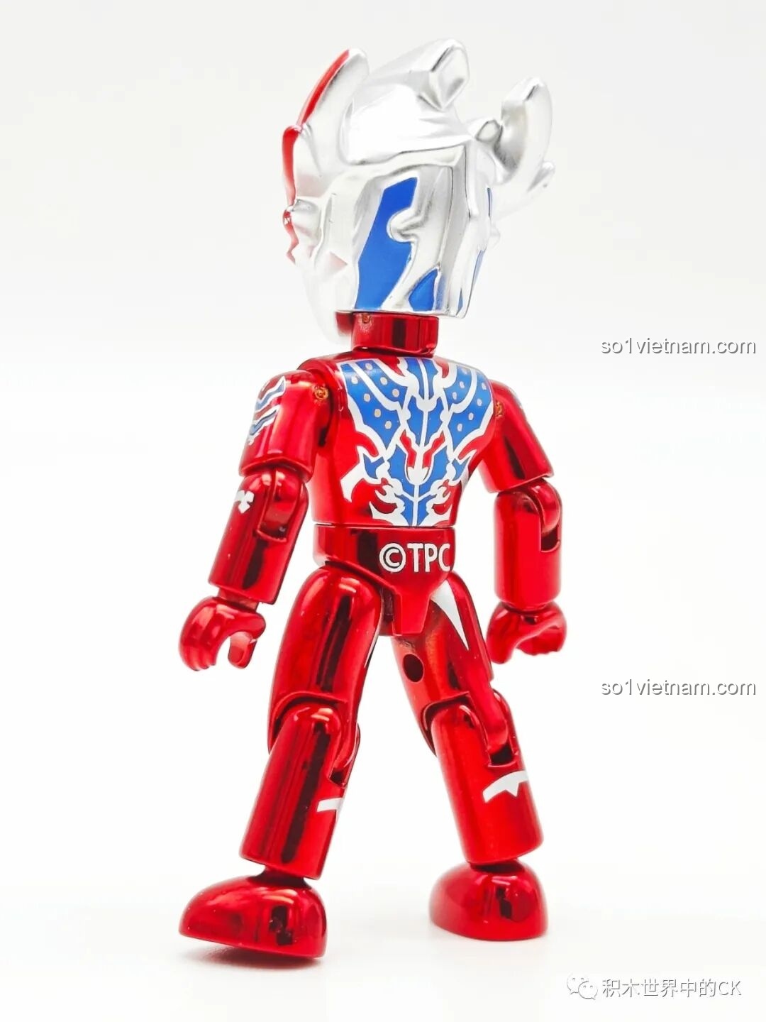 Mặt sau mô hình Ultraman Taiga Tri-Strium của Enlighten 75028, thể hiện các chi tiết in ấn và khớp nối.