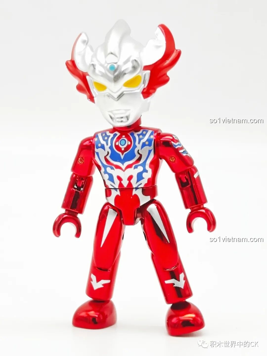 Mô hình lắp ghép Ultraman Taiga Tri-Strium từ bộ Enlighten 75028, màu đỏ lấp lánh, thiết kế chi tiết.