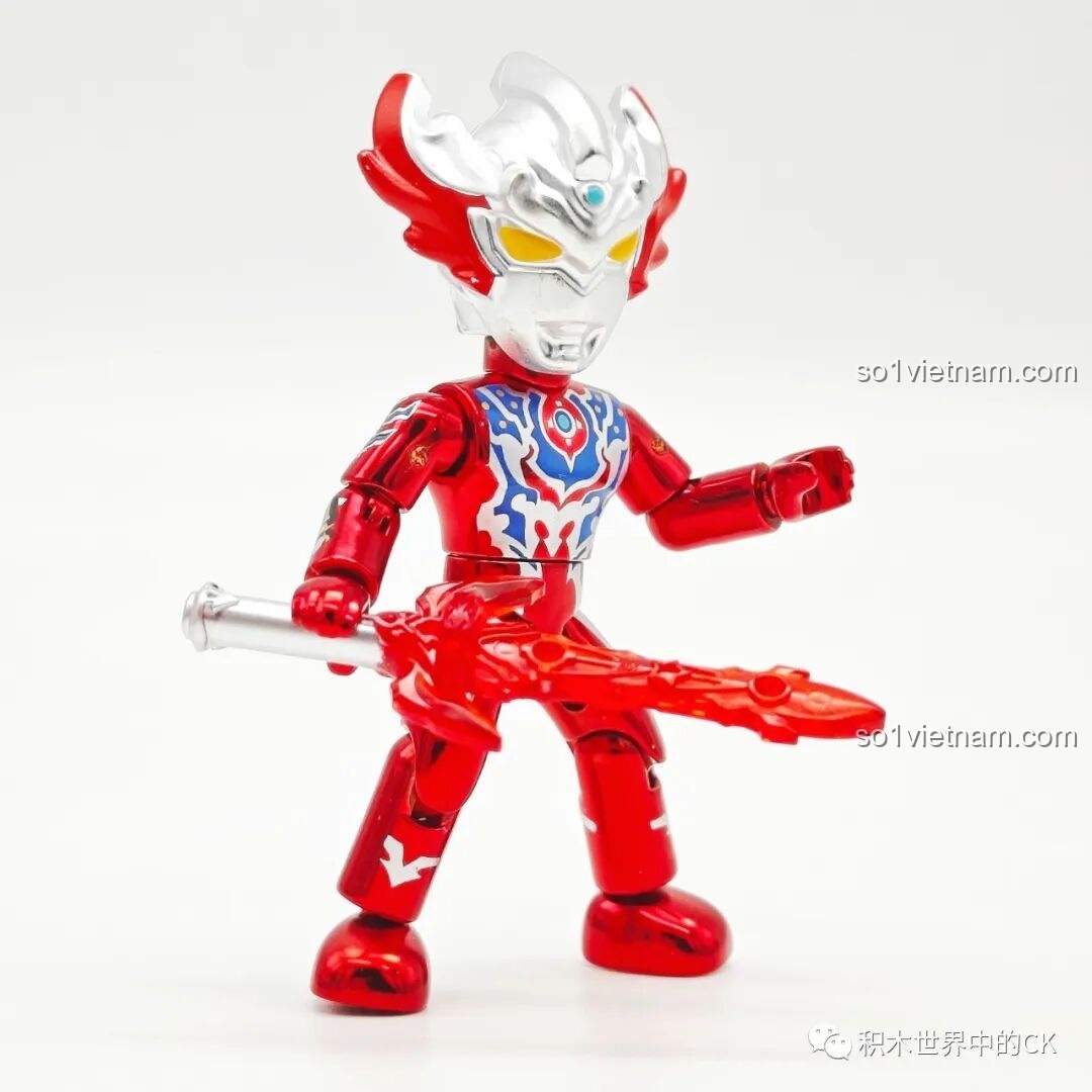 Ultraman Taiga Tri-Strium cầm vũ khí đặc trưng, sẵn sàng chiến đấu trong bộ lắp ghép Enlighten 75028.