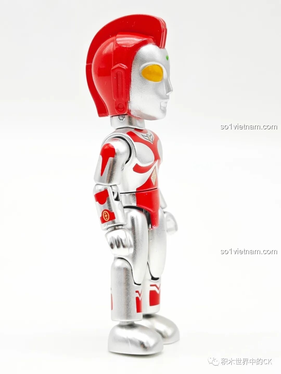 Góc nghiêng mô hình Ultraman Yullian từ bộ Enlighten 75028, thể hiện sự mạnh mẽ.