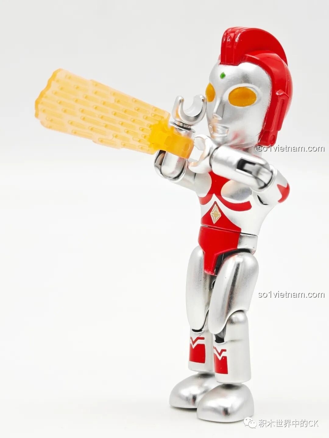 Ultraman Yullian cầm vũ khí màu vàng cam, sẵn sàng chiến đấu trong bộ lắp ghép Enlighten 75028.