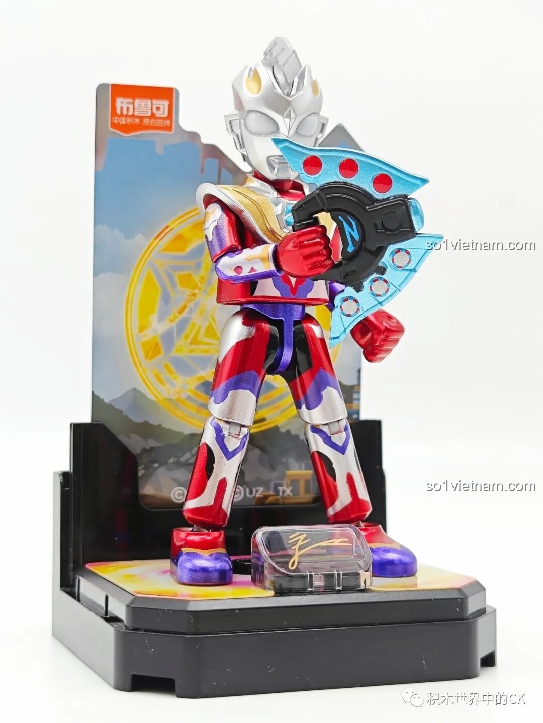 Mô hình Ultraman Z Gamma Future BLOKEES HV-03 cầm vũ khí, đứng trên đế trưng bày, sẵn sàng cho trận chiến.
