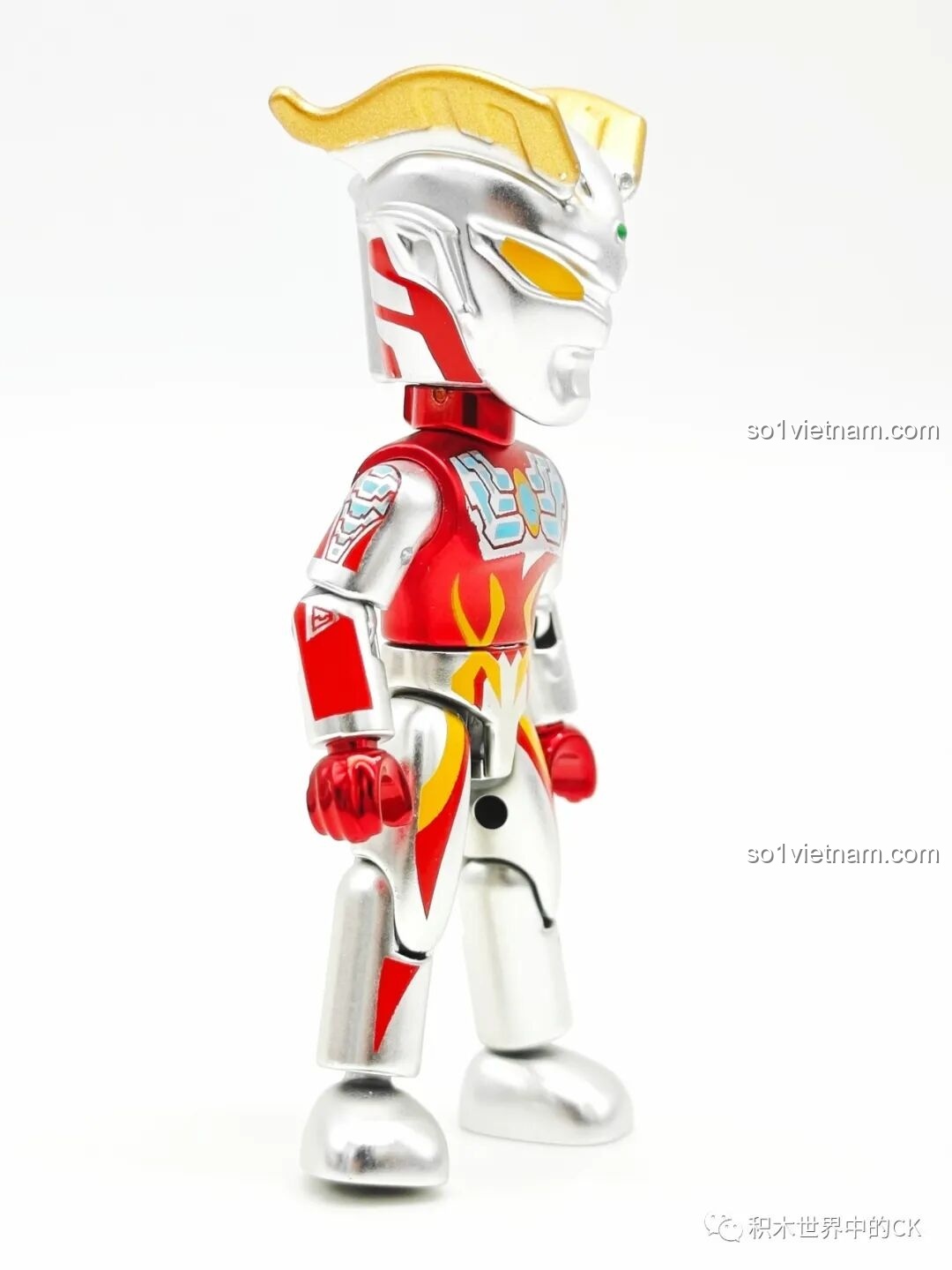 Góc nghiêng mô hình Ultraman Zero Strong Corona từ bộ Enlighten 75028, thể hiện sự mạnh mẽ.