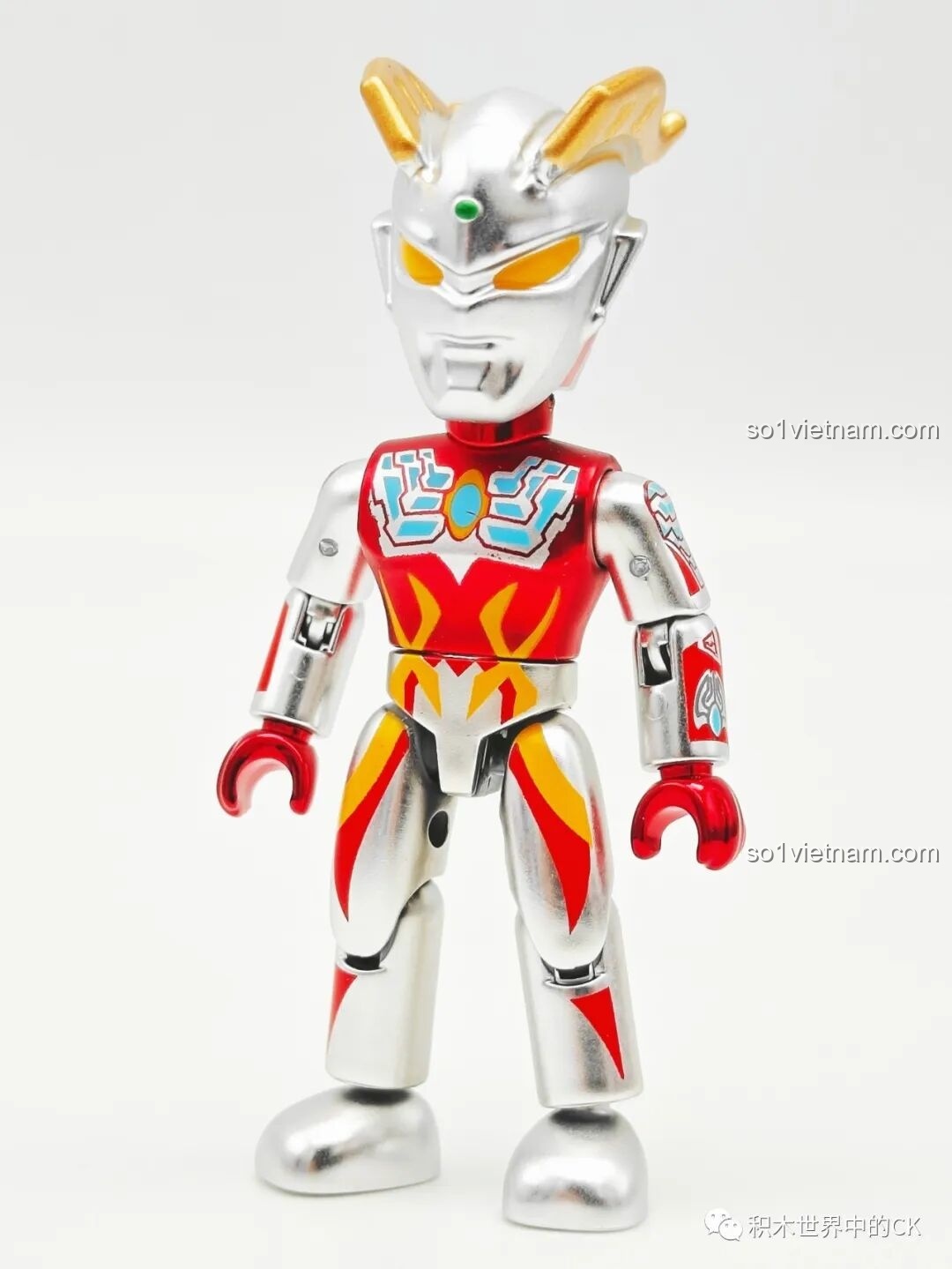 Mô hình lắp ghép Ultraman Zero Strong Corona từ bộ Enlighten 75028, màu bạc đỏ vàng lấp lánh.