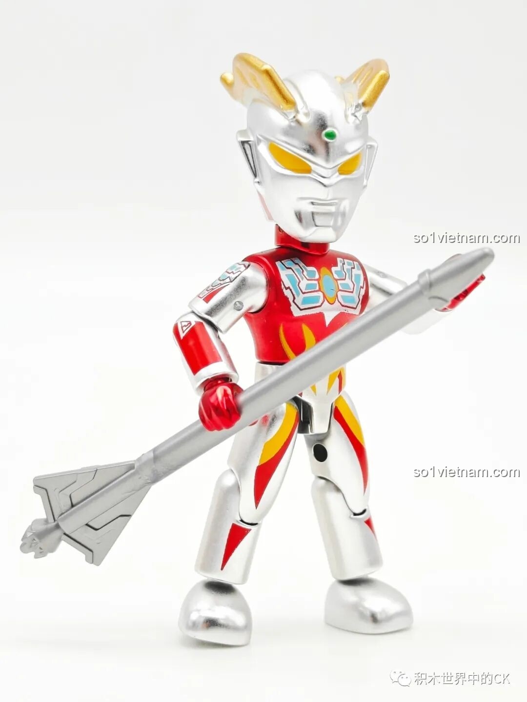 Ultraman Zero Strong Corona cầm vũ khí mũi tên bạc, sẵn sàng chiến đấu trong bộ lắp ghép Enlighten 75028.
