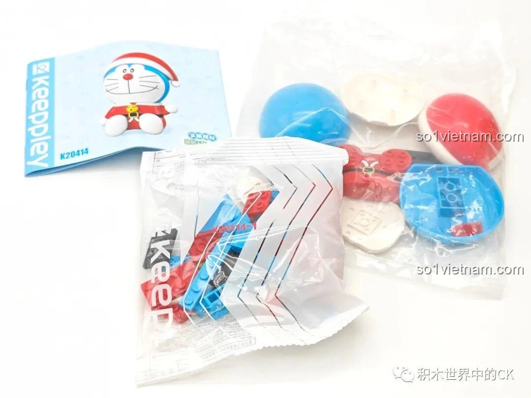 Các mảnh ghép và sách hướng dẫn của bộ lắp ghép Doraemon Giáng Sinh K20414 được lấy ra khỏi hộp, sẵn sàng cho quá trình lắp ráp figure Keeppley 20416.