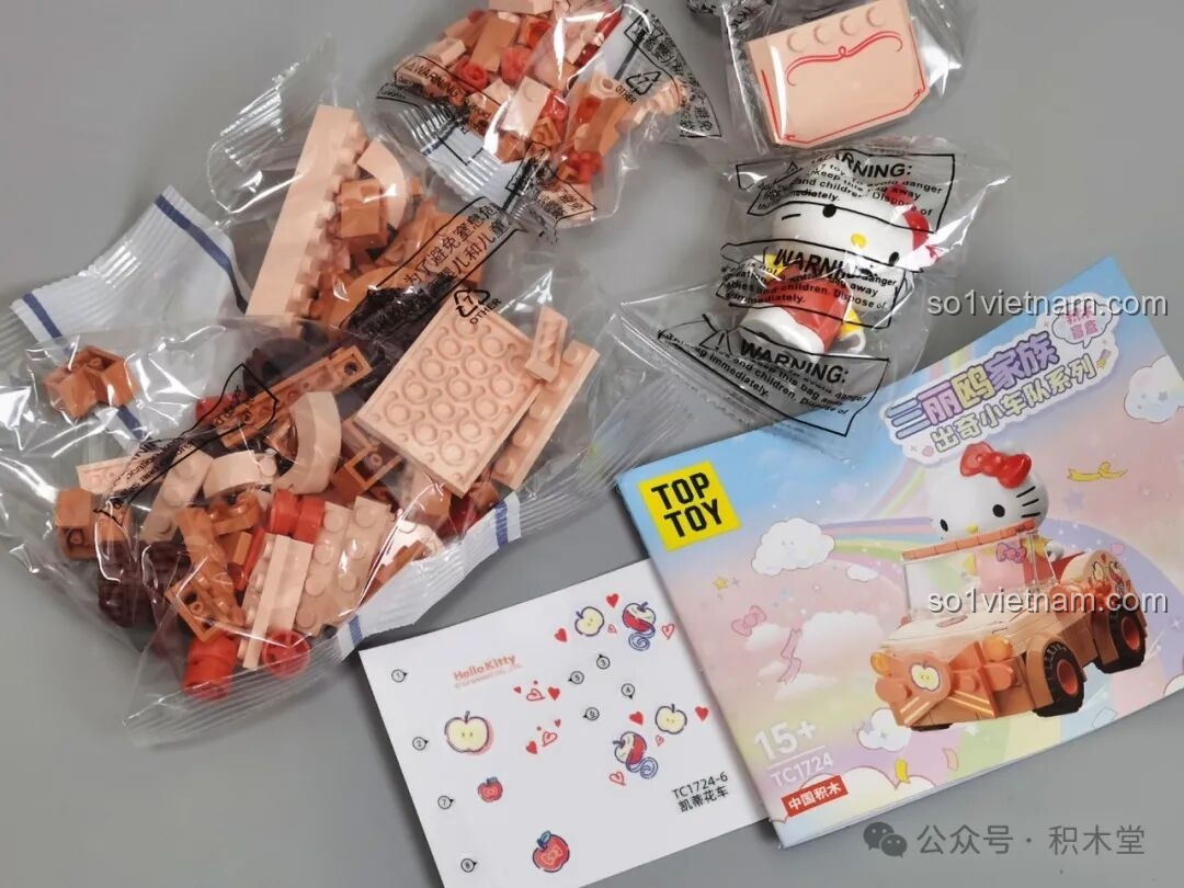 Nội dung bên trong hộp blind box Hello Kitty TC1724: mảnh ghép, hướng dẫn, sticker, minifigure.