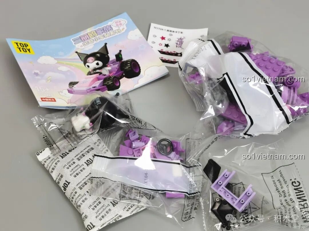 Nội dung bên trong hộp blind box Kuromi TC1724: mảnh ghép, hướng dẫn, sticker, minifigure.