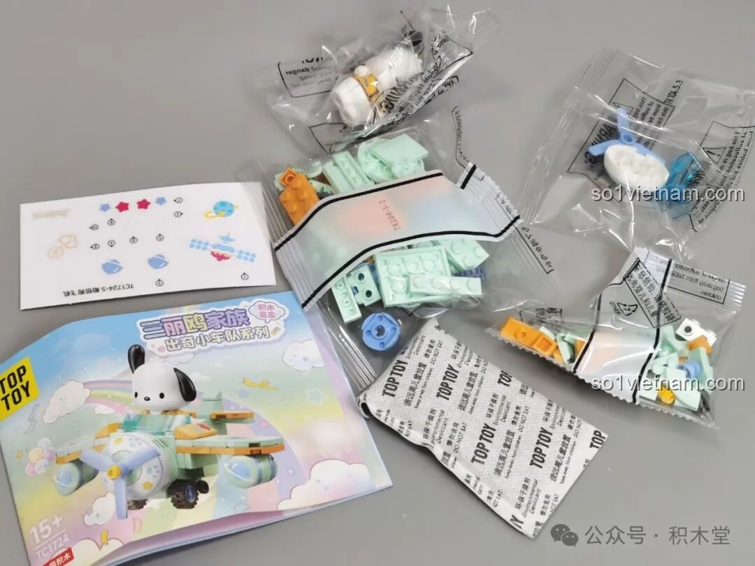 Nội dung bên trong hộp blind box Pochacco TC1724: mảnh ghép, hướng dẫn, sticker, minifigure.